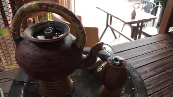 Gebakken Klei Theepot Met Stromend Water Versierd Cafe Voorraad Beeldmateriaal — Stockvideo