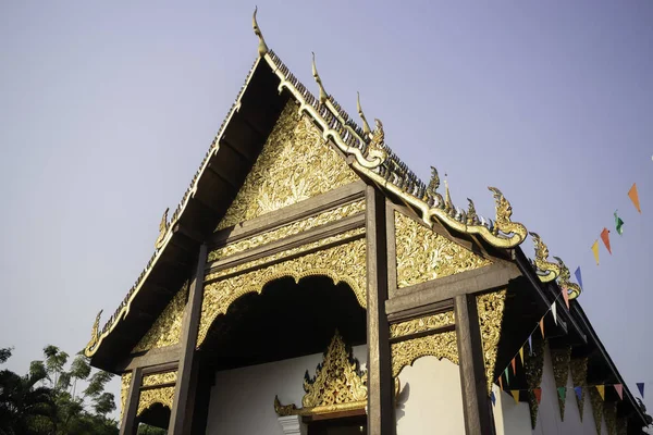 Thailändsk buddhistisk offentligt tempel med god miljö — Stockfoto