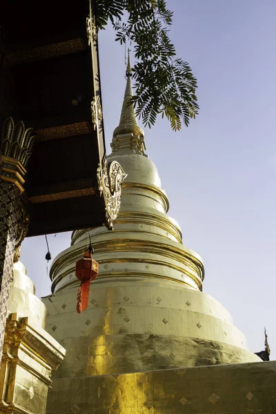 Templo público budista tailandês com bom ambiente — Fotografia de Stock