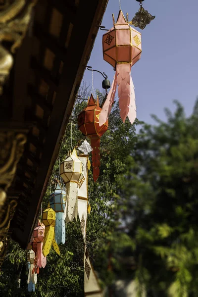 Templo público budista tailandês com bom ambiente — Fotografia de Stock