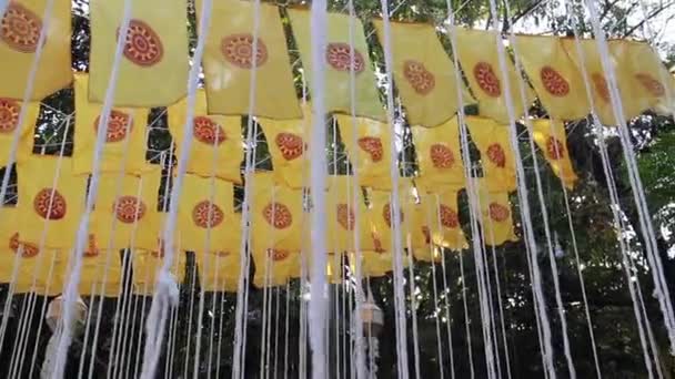 Imádkozz Érdem Ünnepség Zászlók Díszített Thai Nyilvános Templom Stock Footage — Stock videók