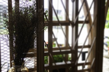 Basit mobilya setiyle minimal kafe dekorasyonu