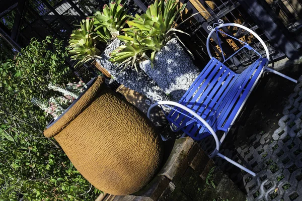 Μπλε κάθισμα σε εξωτερικούς χώρους στον κήπο — Φωτογραφία Αρχείου