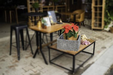 Basit mobilya setiyle minimal kafe dekorasyonu