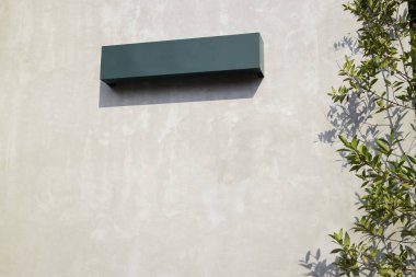 Yaz gününde dış tasarım çatı katı binası