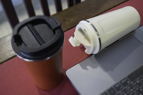 Personal thermos water container for travel — Stockfoto