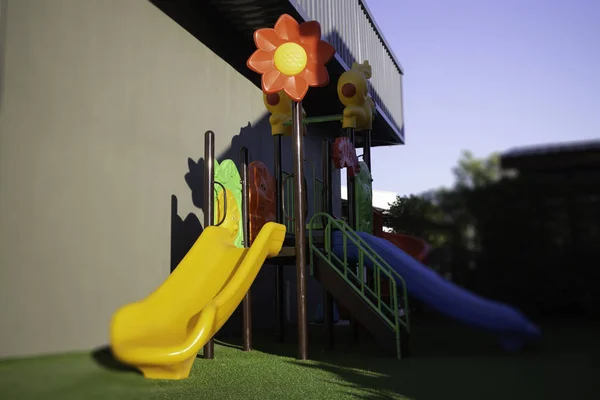 Parque infantil colorido no quintal — Fotografia de Stock