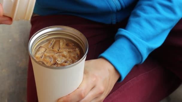 Rano Mrożona Kawa Latte Kubku Tumbler Materiał Filmowy — Wideo stockowe