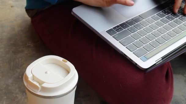 Servering Internet Laptop Och Kaffedrycker Stockfilm — Stockvideo