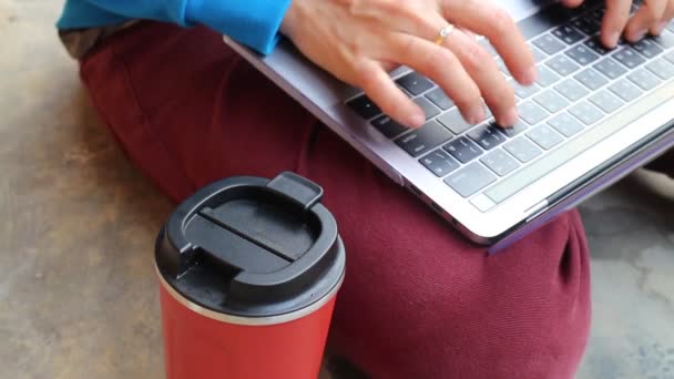 Het Bedienen Van Internet Laptop Het Drinken Van Koffie Voorraad — Stockvideo