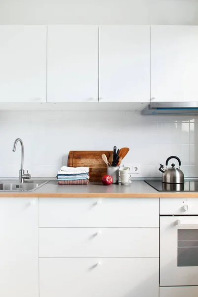 Λευκή κουζίνα εσωτερικό Αξεσουάρ Apple προϊόντα — Φωτογραφία Αρχείου