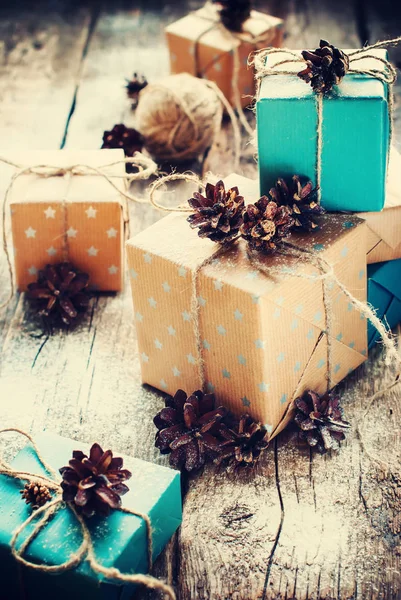 Cajas festivas llenas de cable de papel azul marrón Madera —  Fotos de Stock