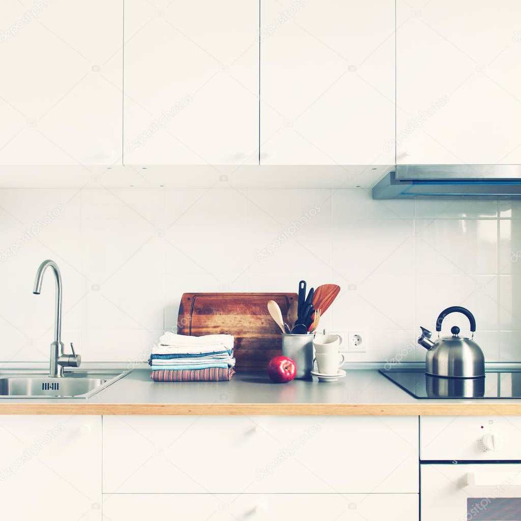 Cucina bianca accessori interni prodotti Apple — Foto Stock ... Cucina bianca accessori interni prodotti Apple — Foto Stock ...