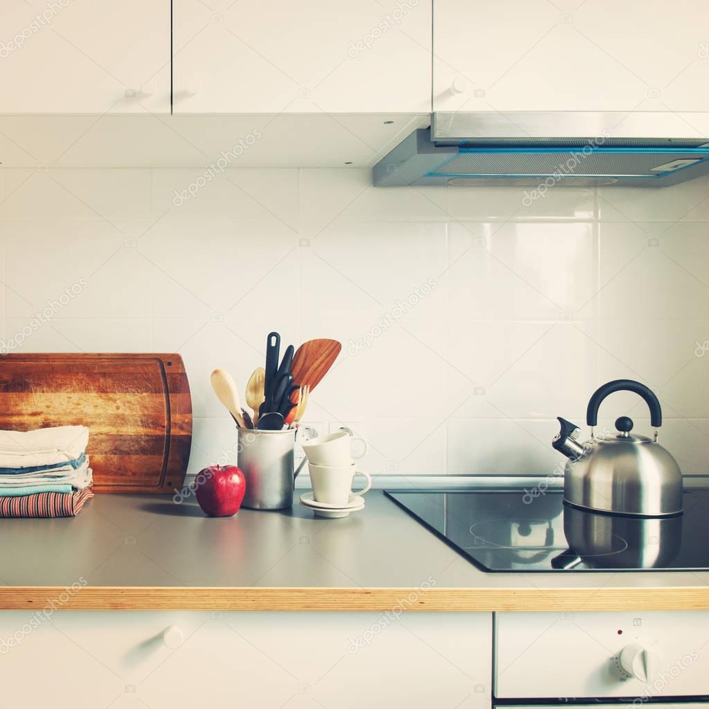 Cucina bianca accessori interni prodotti Apple — Foto Stock ... Cucina bianca accessori interni prodotti Apple — Foto Stock ...
