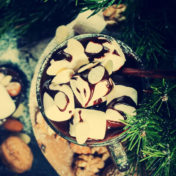Рождественский кубок Горячие зефирные орехи — стоковое фото