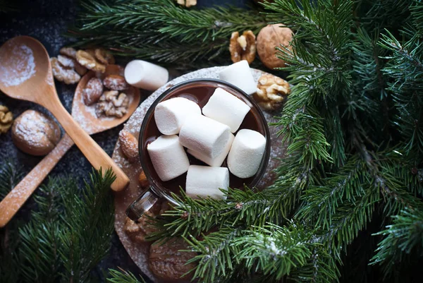 Рождественский кубок горячих зефирных орехов — стоковое фото