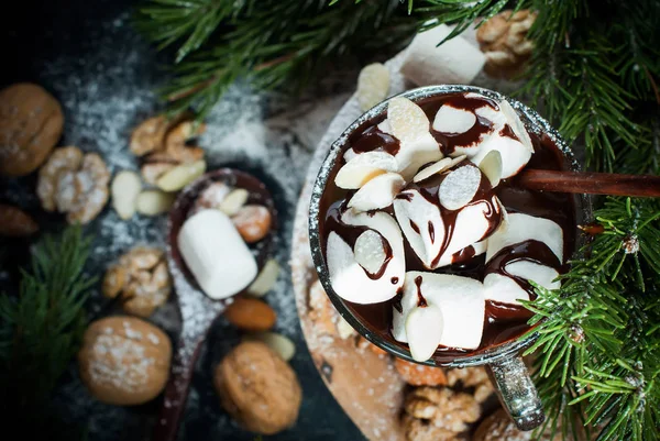 Tazza di Natale caldo Marshmallows noci ramo Firtree — Foto Stock