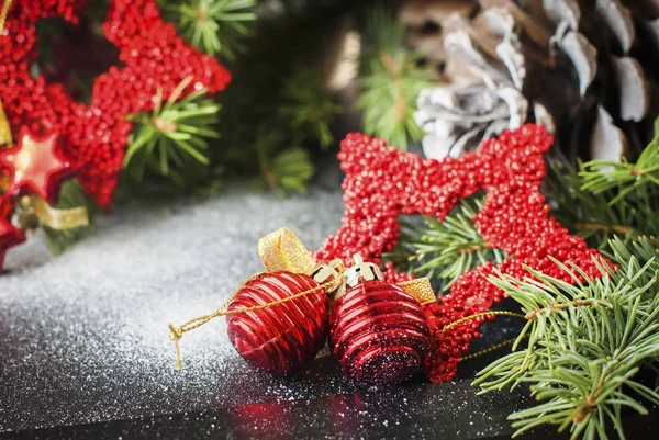 Composizione natalizia Giocattoli rossi Pino coni Abete — Foto Stock
