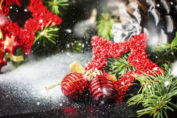 크리스마스 구성 빨간색 장난감 소나무 콘 전나무 — 스톡 사진