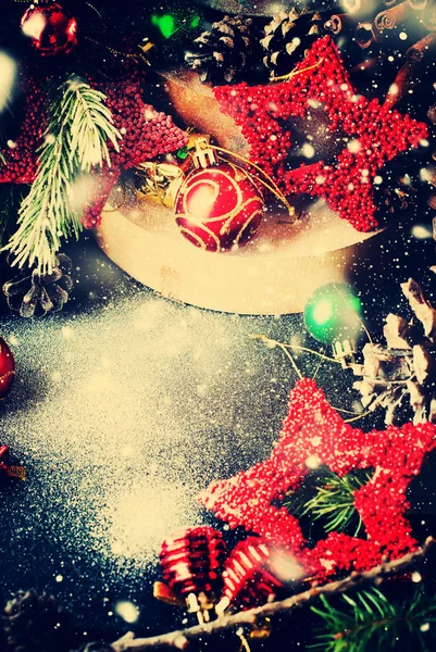 クリスマス組成赤いおもちゃパイン コーン モミの木 — ストック写真