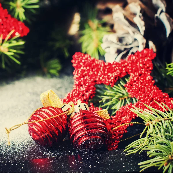 크리스마스 구성 빨간색 장난감 소나무 콘 전나무 — 스톡 사진