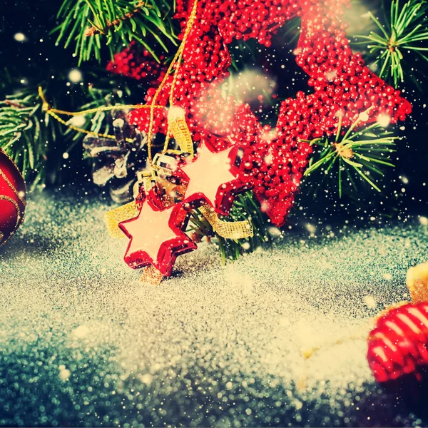 Composizione natalizia Giocattoli rossi Pino coni Abete — Foto Stock