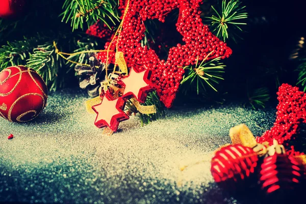 Рождественская композиция Red Toys Pine Cones Fir Tree — стоковое фото