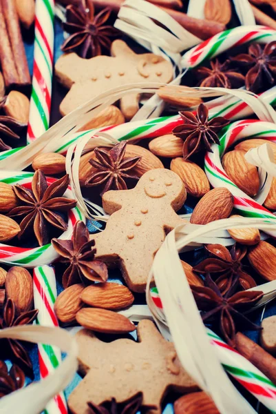 Jul bakgrund med pepparkakor och kryddor — Stockfoto