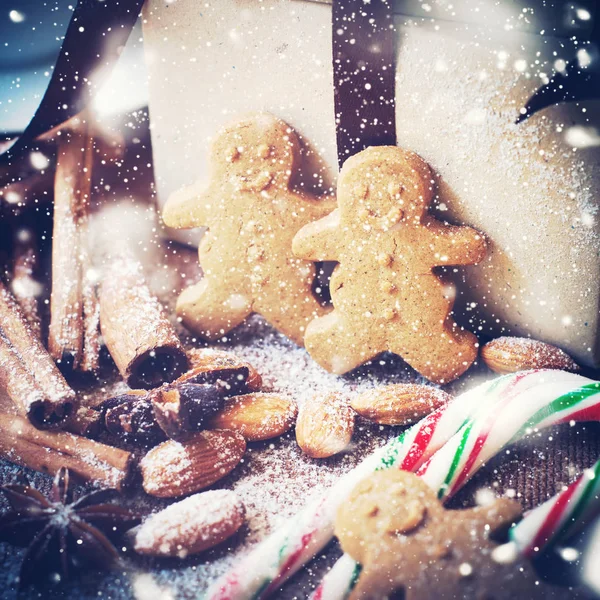 Christmas pepparkakor män med festliga kryddor. Pastell färg — Stockfoto