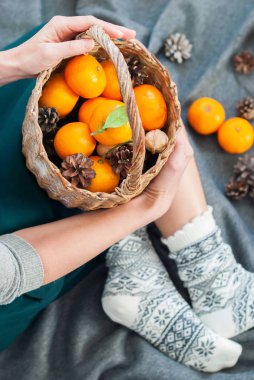 Yılbaşı yeni yıl kompozisyon kadın mandalina