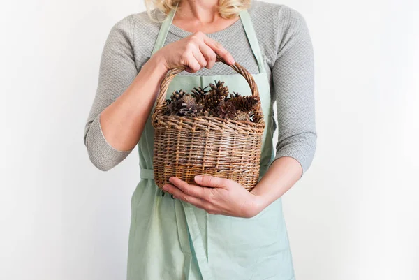 Vrouw Pastel kleren mand handen houd dennenappels — Stockfoto