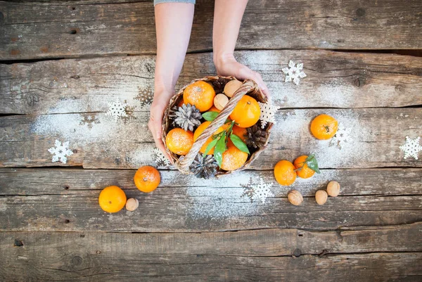 Composição de Natal Mulheres mão tangerinas — Fotografia de Stock