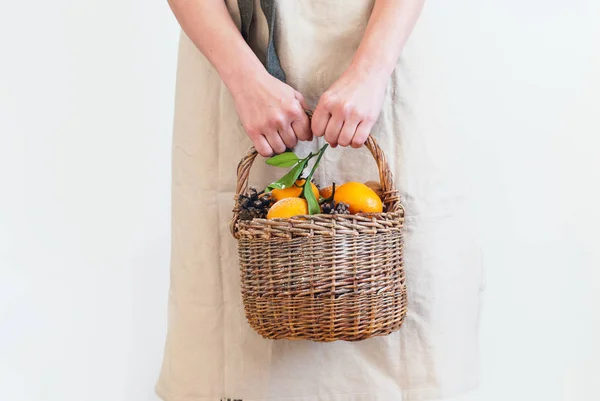 Donna Pastello mano Cesto Cono di pino mandarino — Foto Stock