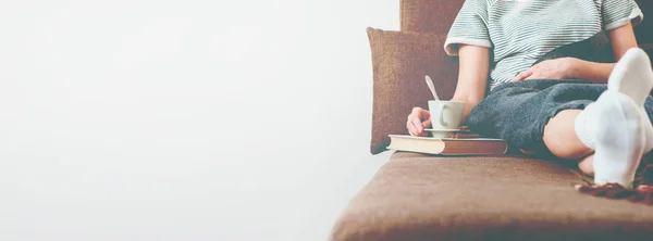 Foto Sofá cama de mujer con taza de leche Descanso Plaid Soft — Foto de Stock