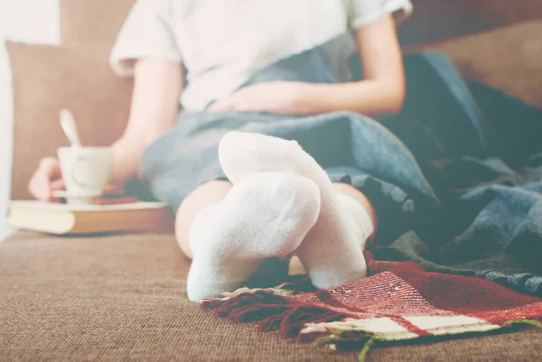 Foto Sofá cama de mujer con taza de leche Descanso Plaid Soft — Foto de Stock