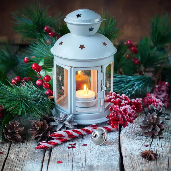 Kar çizilmiş tatil Noel hediyeleri kırmızı top — Stok fotoğraf