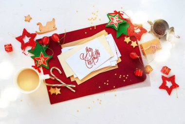 Noel kartı kırmızı beyaz tatil dekorasyonu yıldız topu