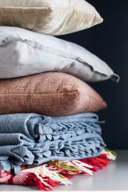 Siyah arka plan üzerinde renkli yastıklar yığını