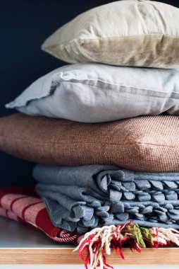 Koyu arka plan üzerinde renkli yastıklar yığını