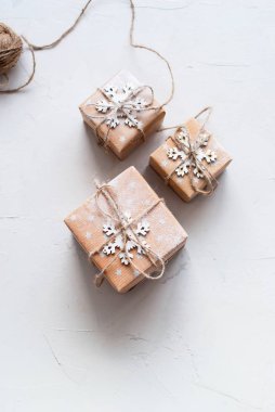 Üç şenlikli kutusu kar tanesi keten kordon dekore edilmiştir.