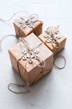 Üç şenlikli kutusu kar tanesi keten kordon dekore edilmiştir.