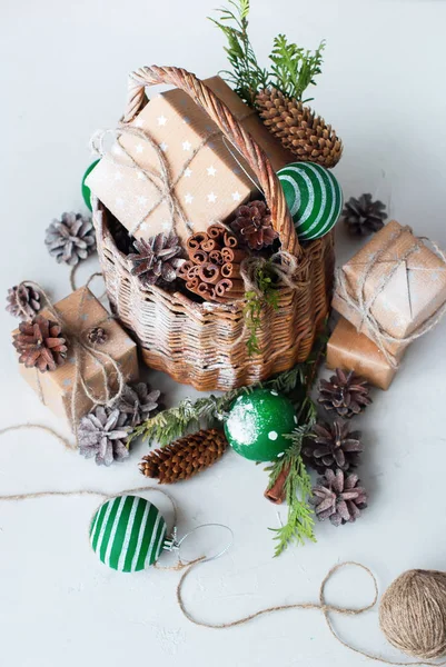 Vintage christmas gift basket balls kiefernzapfen — Stockfoto