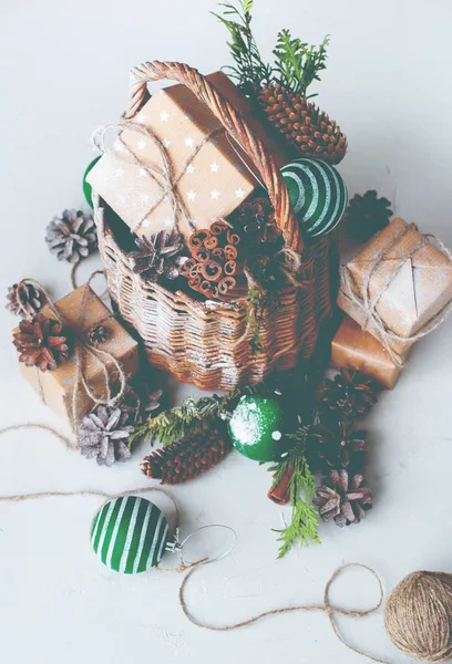 Vintage Christmas Gift Basket ballen dennenappel — Stockfoto