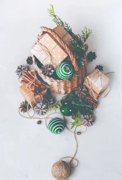 Cesto regalo di Natale Vintage palla cono di pino tonica — Foto Stock