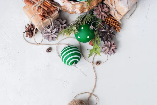 Vintage Navidad regalo cesta bolas cono de pino — Foto de Stock