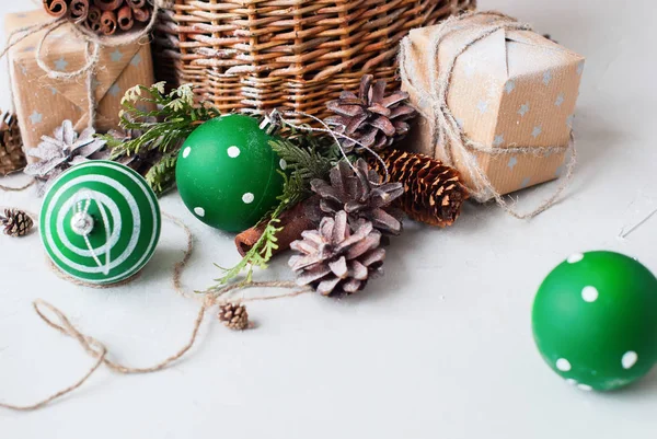 Vintage Navidad regalo cesta bolas cono de pino —  Fotos de Stock