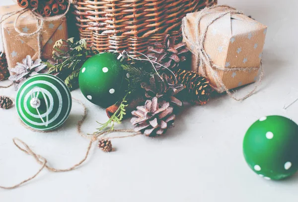 Cesto regalo di Natale vintage palline cono di pino — Foto Stock