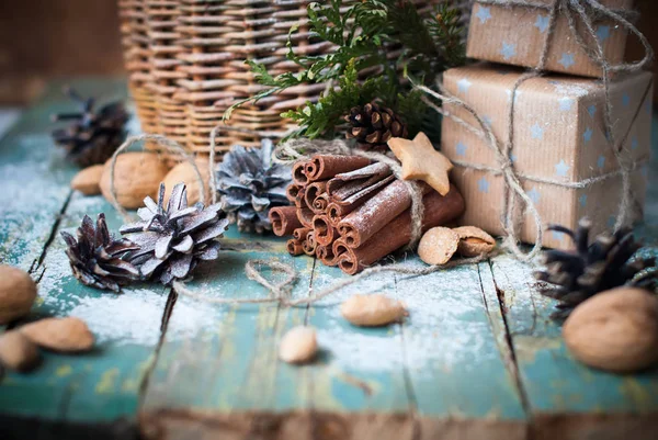 クリスマスの食材の木箱スティック シナモン — ストック写真