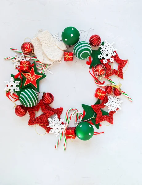 Веселий Різдвяний вінок Червоні білі святкові іграшки — стокове фото