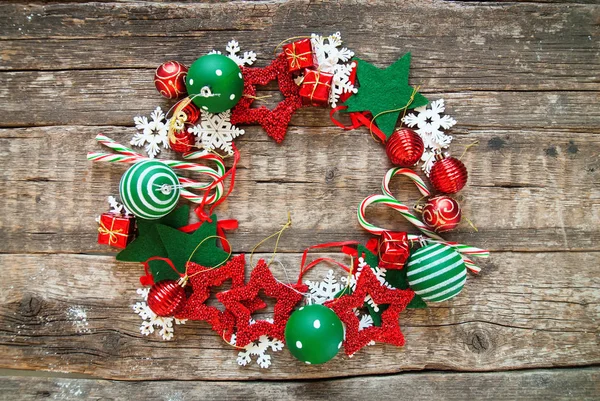 Veselé vánoční věnec červený bílé Holiday hračky — Stock fotografie